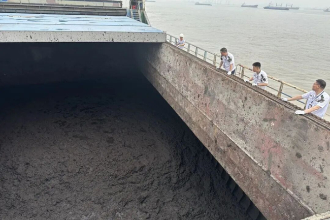 满载7.2万吨铁矿粉货轮8分钟沉没 船员生死未卜