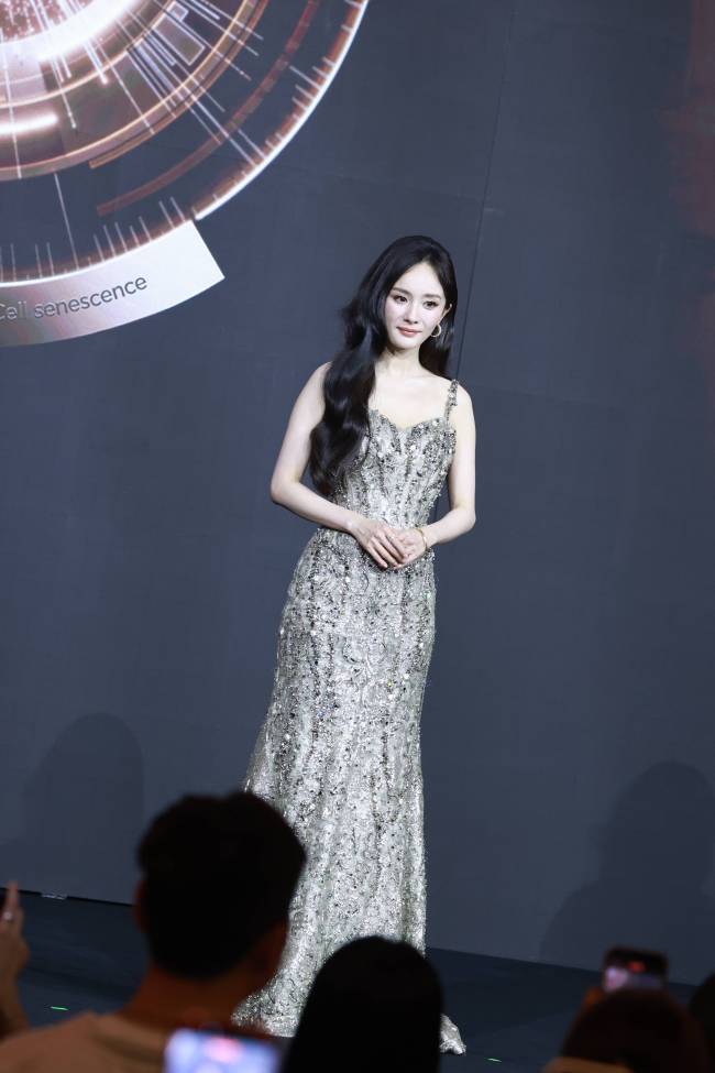 杨幂董洁手牵手