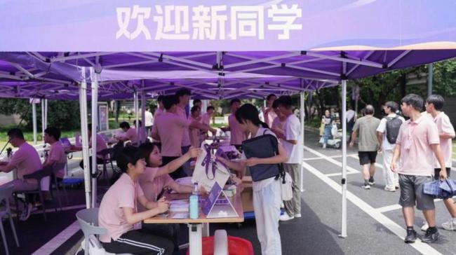 妈妈送儿子从湖南到浙江上大学 名校光环下的复杂心情