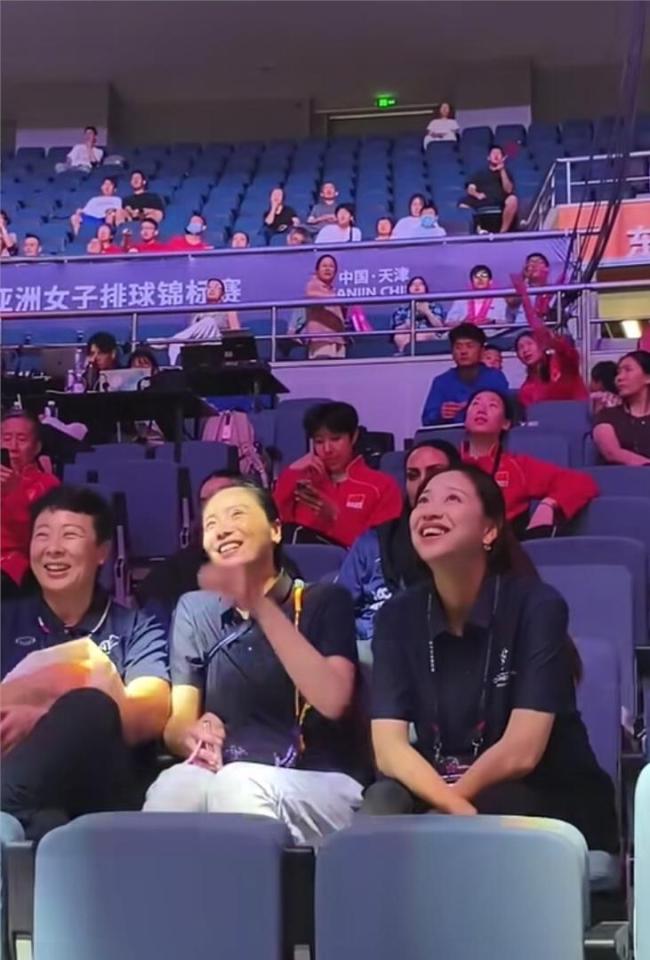 女排黄金一代在津重聚 老队友同框引泪目
