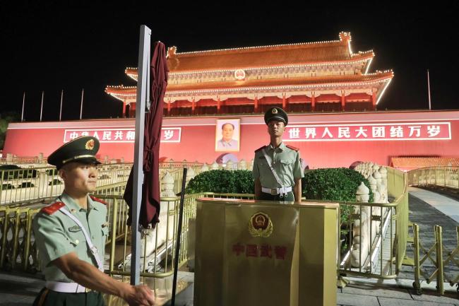退役老兵在天安门广场完成哨位交接 军旅生涯圆满落幕