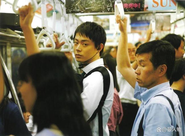 博主靠教男生谈恋爱涨粉百万 揭秘男性情感困境