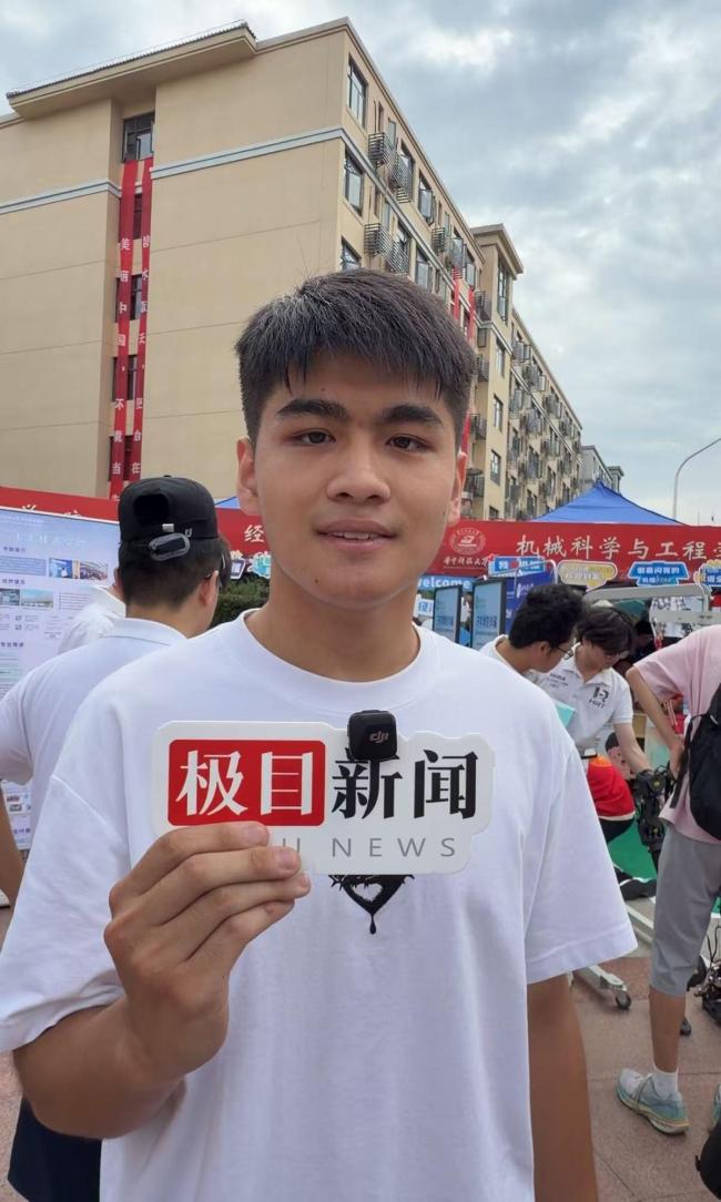 662分考生高考出分后和父亲实地探校 理性抉择心仪高校