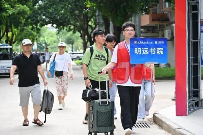 北京理工大学三地校园喜迎新生 智能化迎新温暖护航