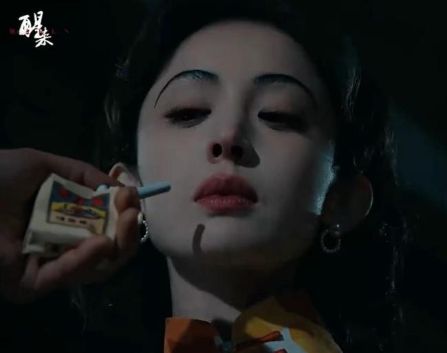 娜扎点烟镜头封神 情绪流转半秒间