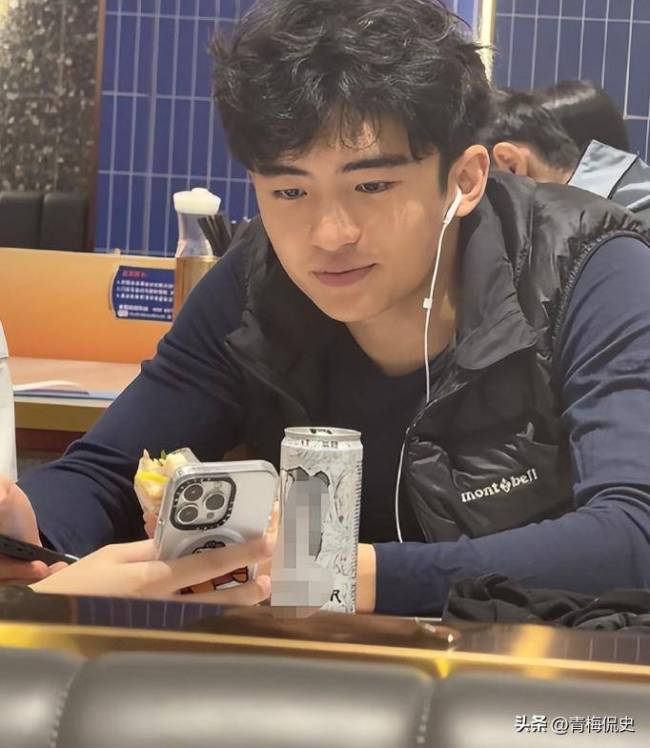 张柏芝大儿子悉尼被偶遇，路人镜头下作出回应 展现低调成长魅力