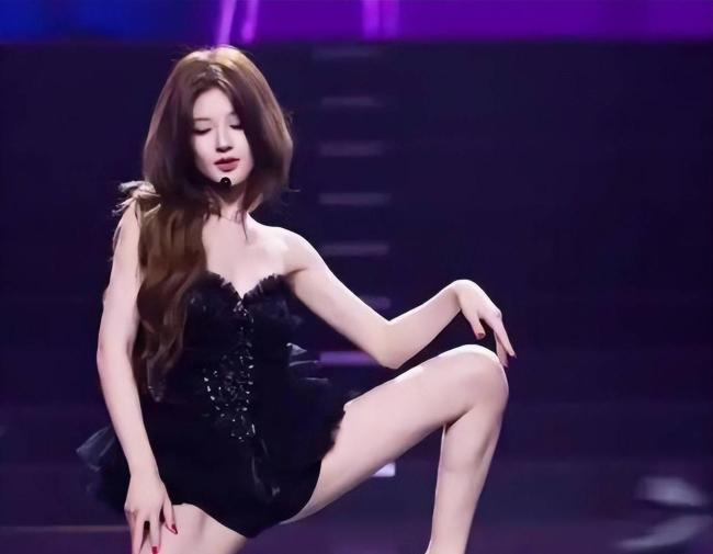 单依纯演唱会造型被吐槽像窗帘 舞台审美引争议