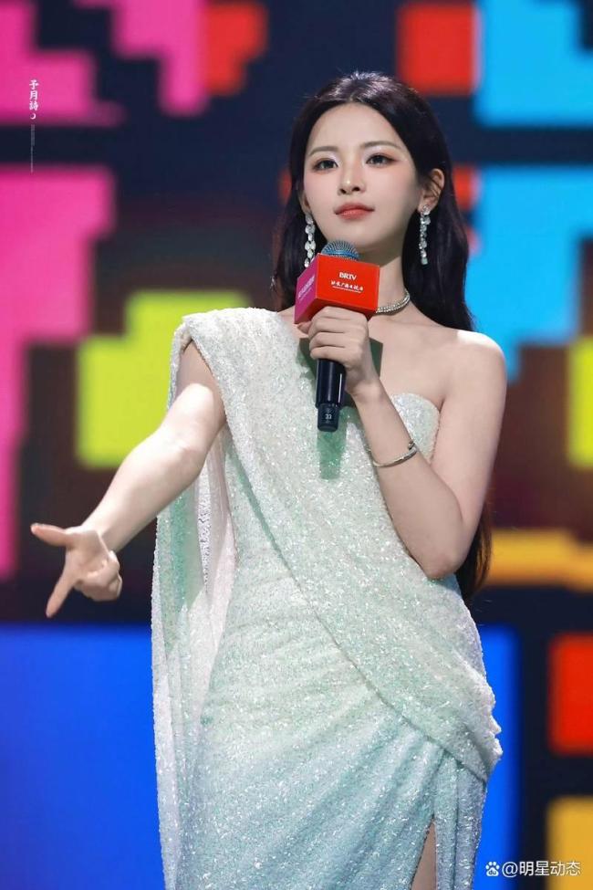 杨超越细闪单肩白裙造型 优雅从容主持获好评