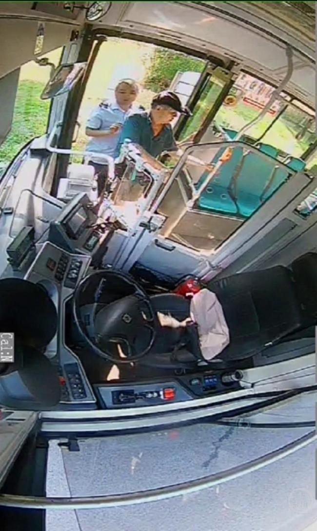 公交驾驶员搀扶老人上车获点赞 暖心举动感动乘客
