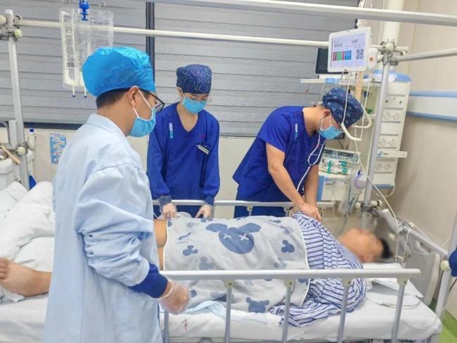 15岁男生浅水区跳水致瘫痪