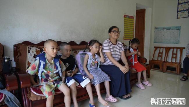 全球罕见双同卵双生四胞胎上小学了 开启新旅程