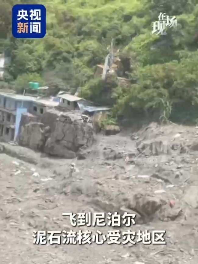 尼泊尔重灾区多个乡镇不复存在 泥石流致千人遇难