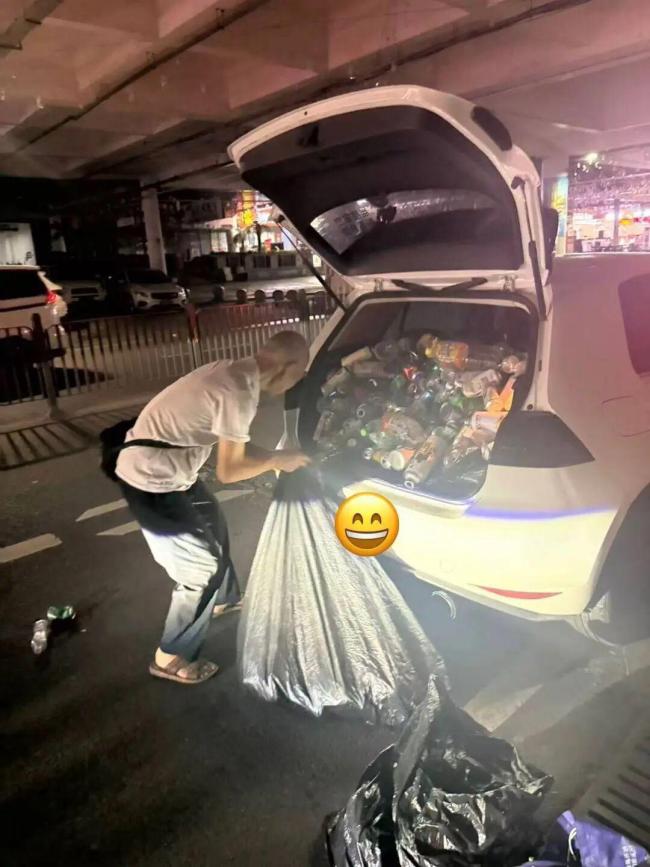视频 烧烤摊主否认送空瓶子给老人作秀 善举引争议