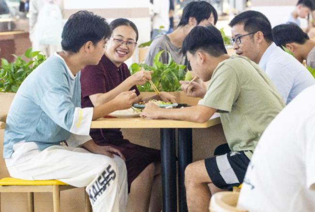 大学生吐槽每月两千生活费不够花 地域差异显著