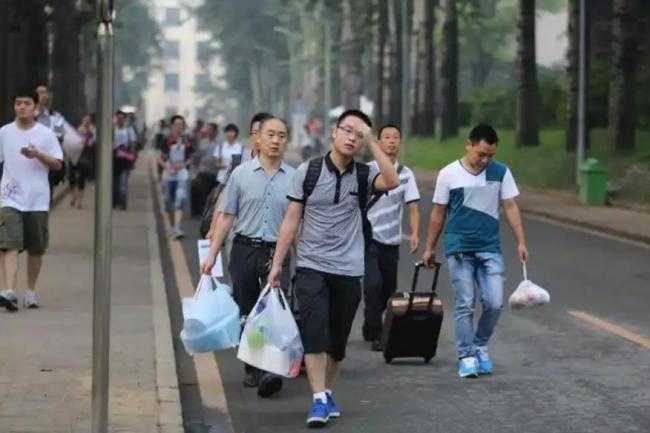大学生吐槽每月两千生活费不够花 地域差异显著