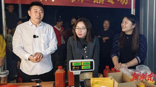 因女儿重度抑郁网红村支书辞职 父亲的责任与抉择