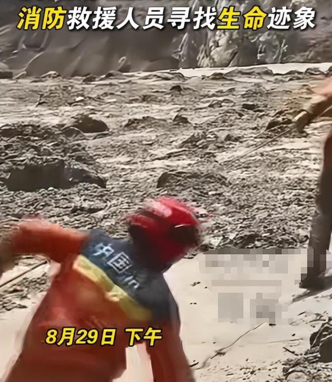 吉隆救援人员泡皱的双脚令人心疼 记者与英雄同行
