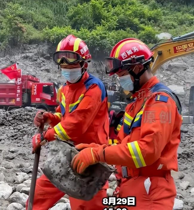 吉隆救援人员泡皱的双脚令人心疼 记者与英雄同行