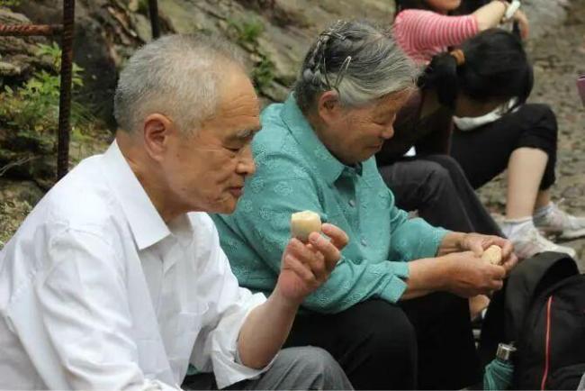 98岁老人25年捐款近6000万元 擎烛人照亮他人