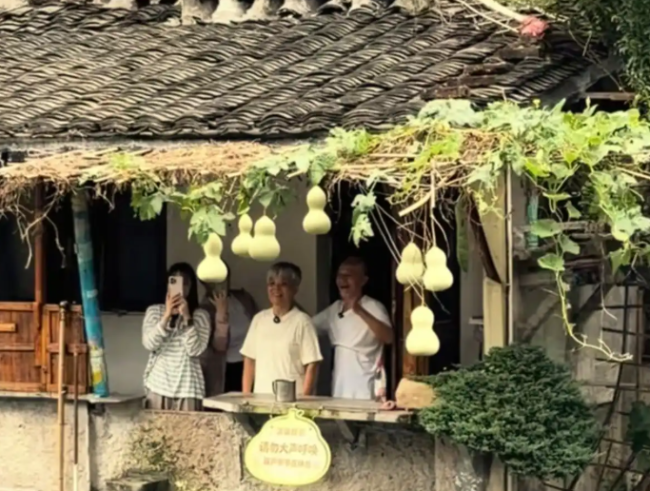 葫芦娃爷爷隔壁阳台挂起7个葫芦 邻居迅速补位续热度