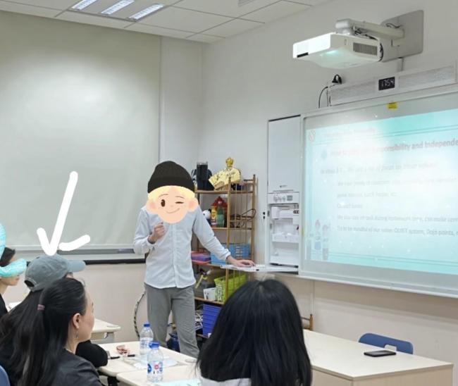 angelababy到小海绵学校开家长会