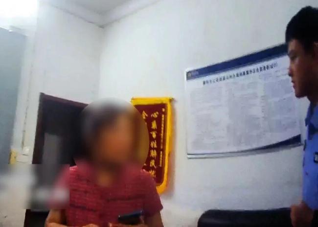 女子手机被控制民警拔卡保住积蓄 紧急“断卡”挽损70万