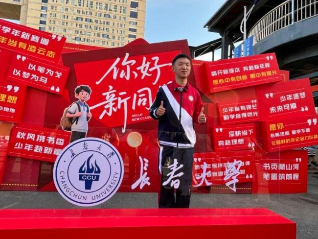 挖眼案男孩抱着盲校“妈妈”合影 13年励志旅程