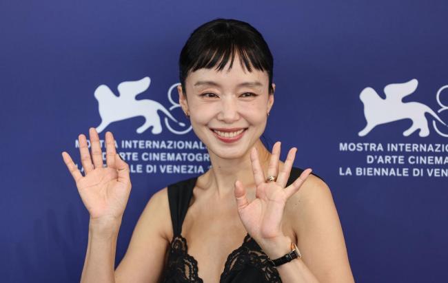 影后全度妍黑色雕花长裙亮相威尼斯！凭《可能的爱情》冲击影后桂冠