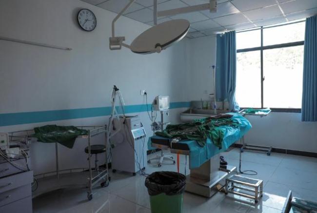 柬埔寨诈骗园区地下牢房仅配尿瓶 暗藏酷刑工具