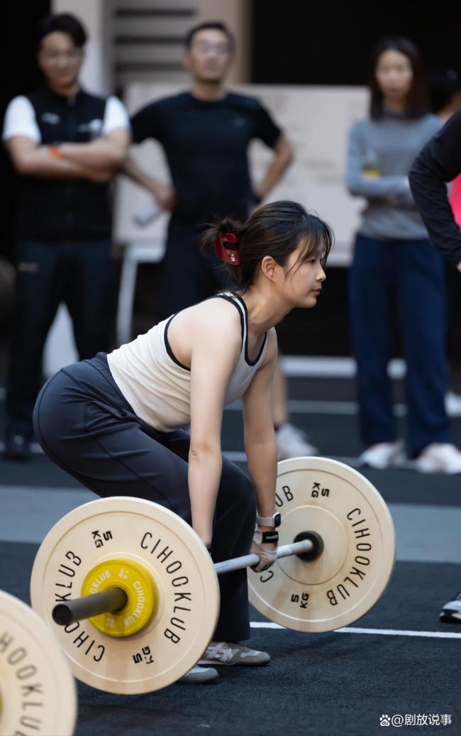 蒙古国总统卧推100公斤杠铃20次 力量之美超越外貌偏见