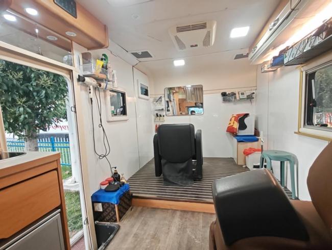 房车改成理发店自驾月入6千男子发声 零元挑战进藏之旅