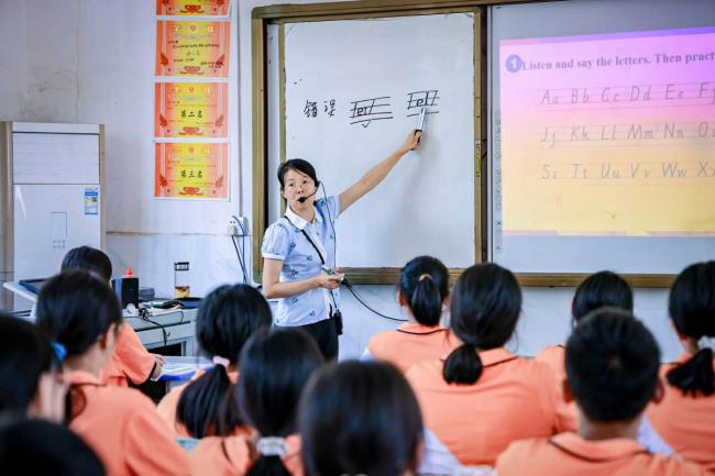 教师夫妻为学生三次放弃调离 深山里的坚守与爱