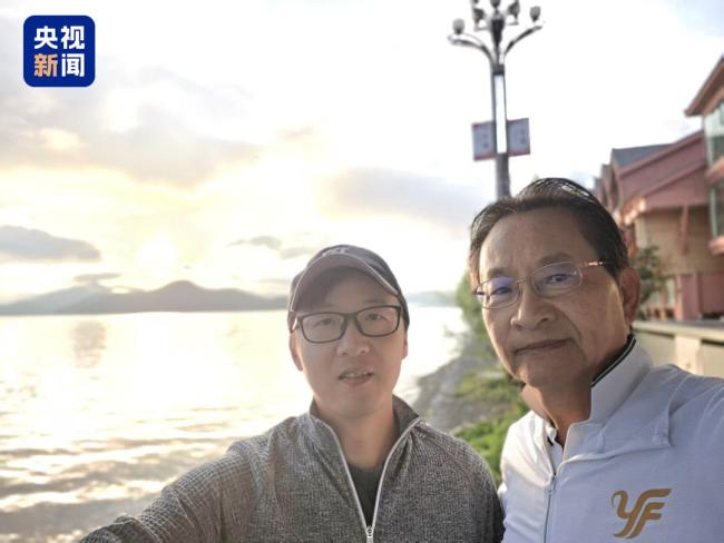 男子帮拍照意外寻得至亲后续