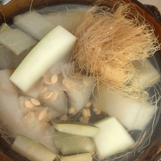 玉米须冬瓜皮清利湿热，虚热口干的人可酌情饮用