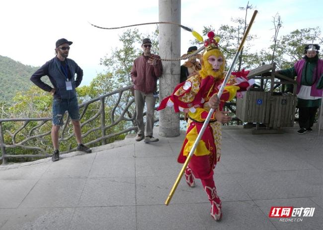 西游师徒邂逅翼装“空中飞人” 极限赛事添国风韵味