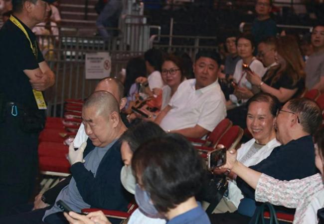 刘銮雄与弟弟罕同场看谭咏麟演唱会 家族同框引关注