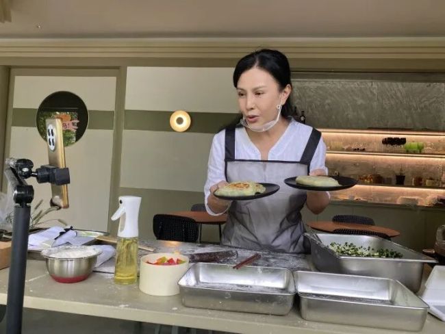 女演员朱晏卖韭菜盒子:被前夫骗破产 乐观面对生活困境