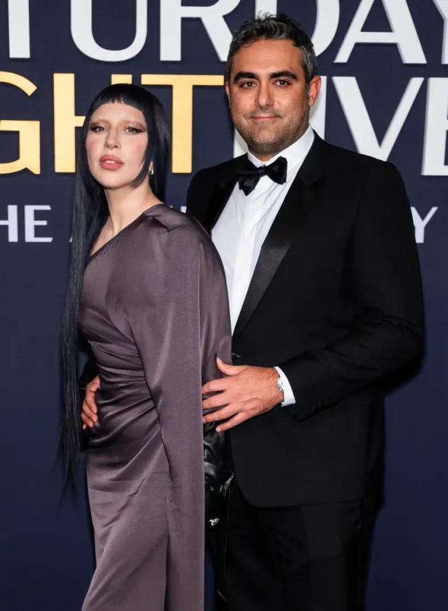 Lady Gaga抱娃出街 低调现身北加州街头