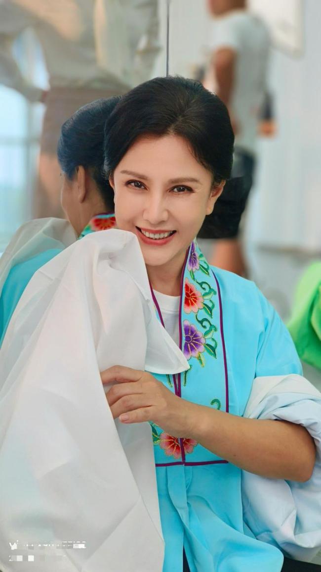 女演员朱晏卖韭菜盒子？本人回应 玩笑话引发热议
