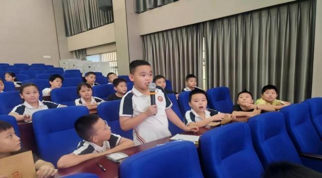 女子送娃上学偶遇“复刻版”邻居