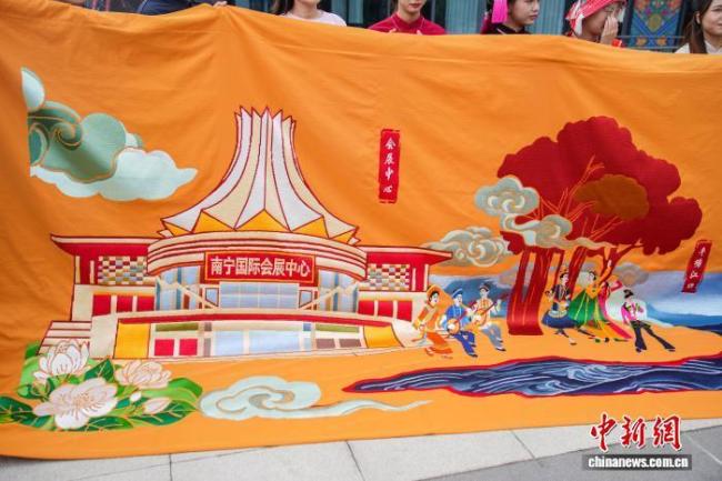平陆运河壮锦长卷在南宁亮相 民族团结与东盟联动的织锦艺术