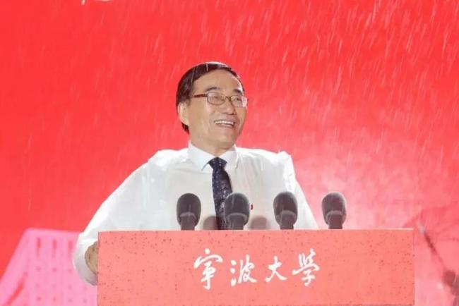 宁波大学校长雨中34秒发言火了