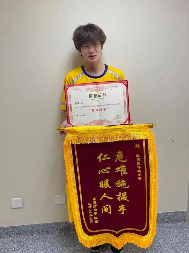是他撞的你吗“不是 他是好心”:外卖小哥救助摔倒老人
