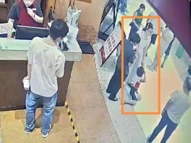 摸臀事件男童父亲正式委托律师代理 维护孩子权益