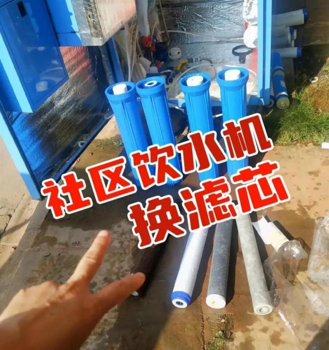 售水机脏成这样 售水的人不知道吗 水质问题频发引担忧