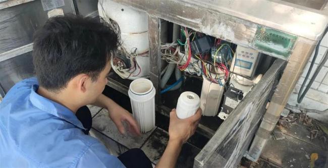 售水机脏成这样 售水的人不知道吗 水质问题频发引担忧