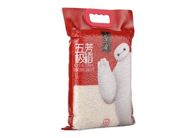 大米袋子装的竟是安全帽原料 违规生产引关注