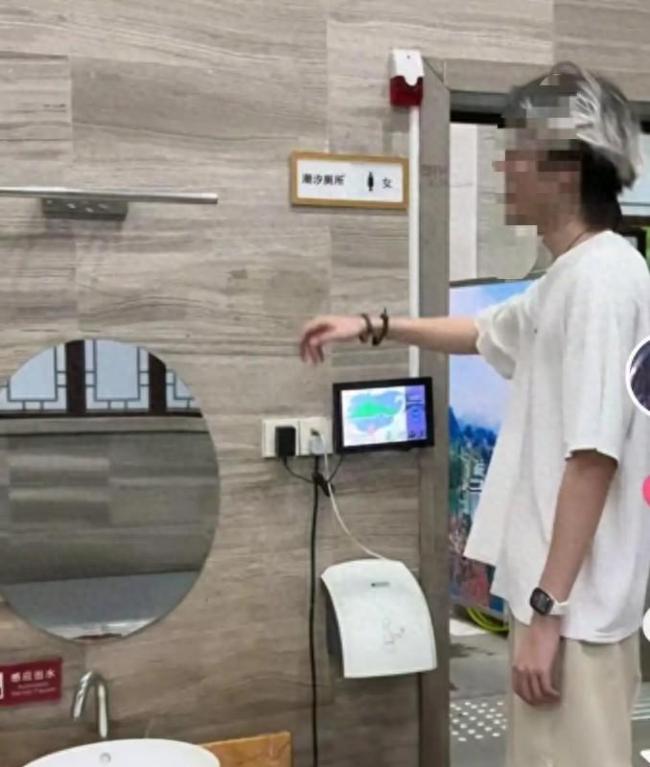 景区回应公厕男女标识随意可改 游客不应随意拨弄
