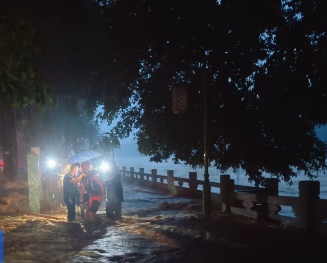 暴雨致一车被困路中 海南五指山消防紧急救援