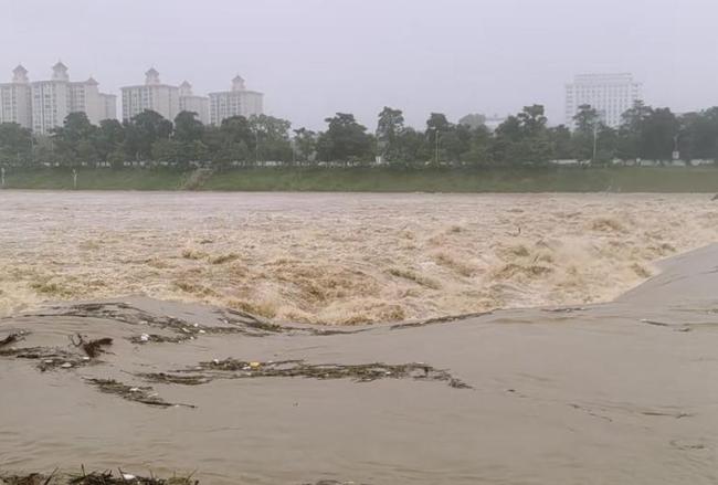 海南多地停课 强降雨引发多预警生效